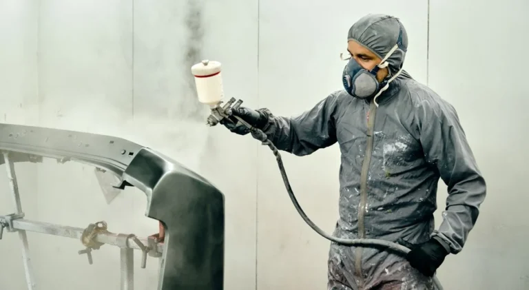 Lakierowanie proszkowe czy natryskowe? Porównanie metod i efektów